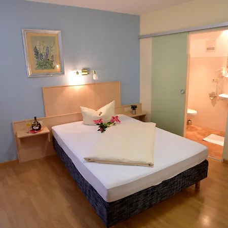Akzent Gruener Baum Check In Kiosk Vorm Hotel